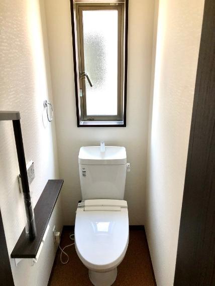 トイレ トイレは各階に配置しております。手摺もあるため、腰への負担も軽減!お子様のご使用時もサポートします。