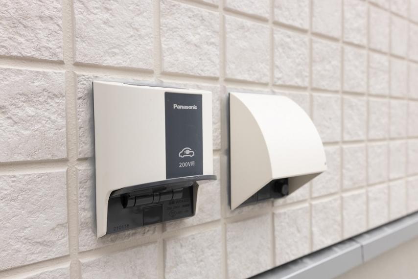 発電・温水設備 【EVコンセント】 電気自動車用のコンセントも備えております。環境に優しいEV車へのお乗り換えも安心。