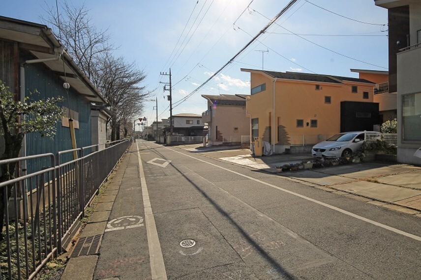 外観・現況 前面道路は幅6mあるので、車の出し入れも心配ありませんね。