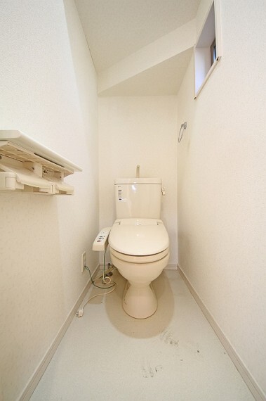 トイレ ウォシュレット機能付の暖房便座。いつでも快適な使い心地です。