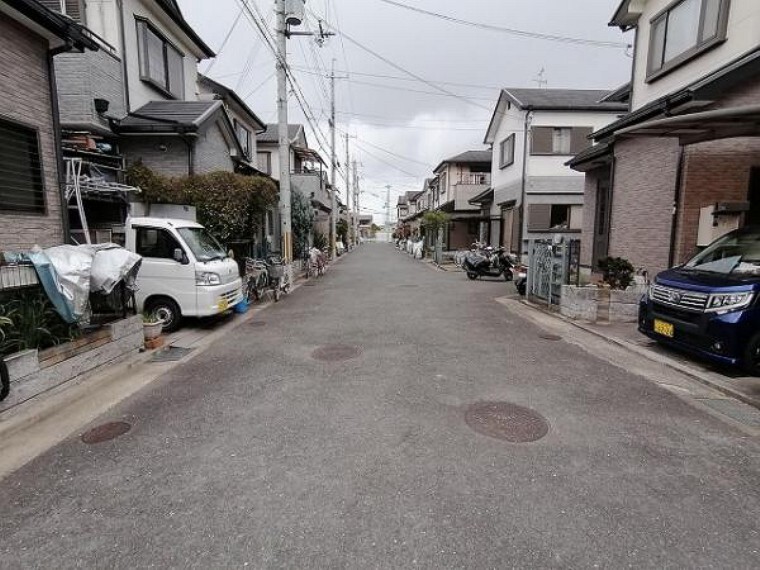 現況写真 幅員6.8mの広々な前道は駐車もラクラク