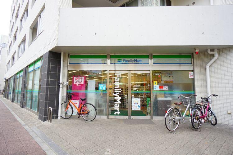 コンビニ ファミリーマート喜多見駅北店 徒歩4分。