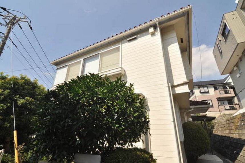 外観・現況 閑静な住宅街で道路幅もあるのでお子さまも安心です!
