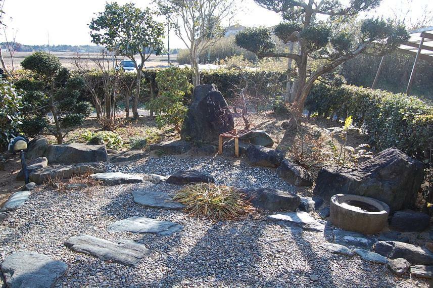 庭 庭の様子　 庭木と庭石配置された和風の庭です