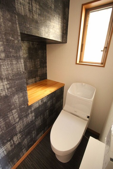 トイレ 2か所のトイレは朝の混雑緩和に活躍します。 1・2階共、2019年9月に温水洗浄便座へ新調されました。