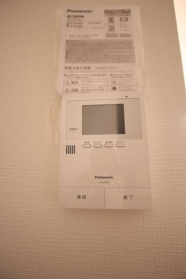 防犯設備 モニター付きインターホンを設置。 来訪者の顔を見ながら対応できるので、お子様の留守番時でも安心です