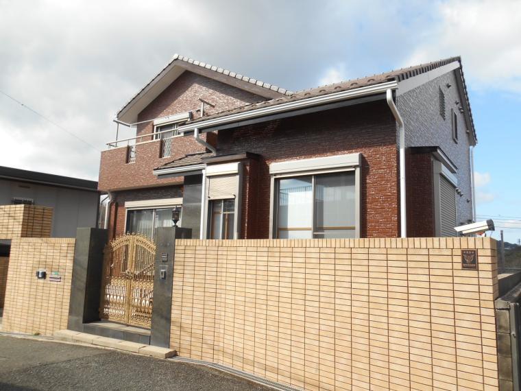 外観写真 全室電動シャッター付、屋根裏収納付