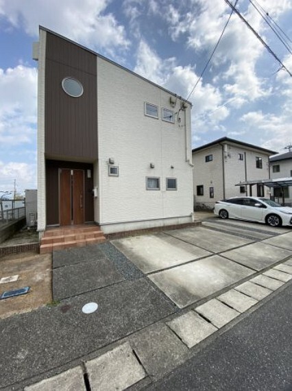 駐車場 ゆとりある駐車場スペースです 来客が有った際にも十分に対応できます