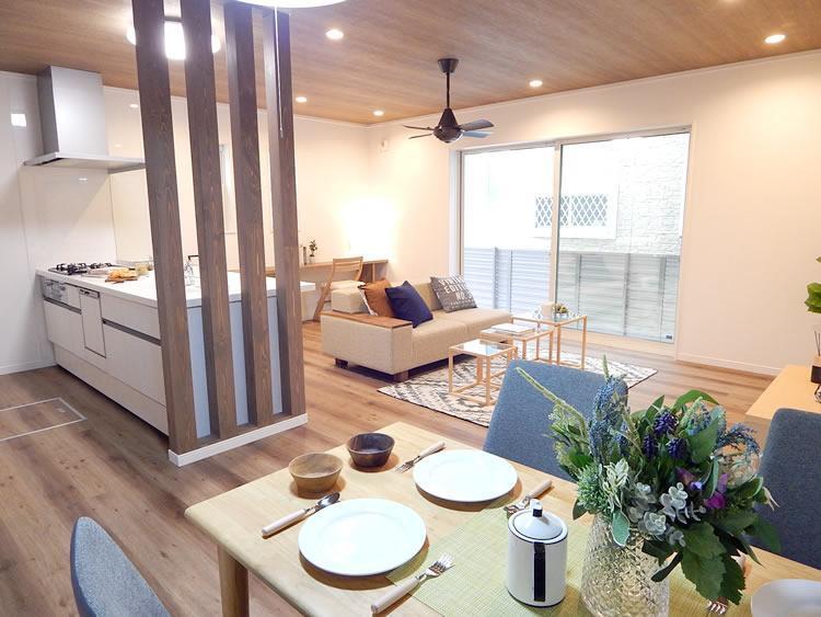 居間・リビング (施工事例)先行建築が完成しました。ゆったりLDKや豊富な収納プラン、暮らしを彩る充実設備など、ご家族が快適に暮らせる間取りで設計されたています。