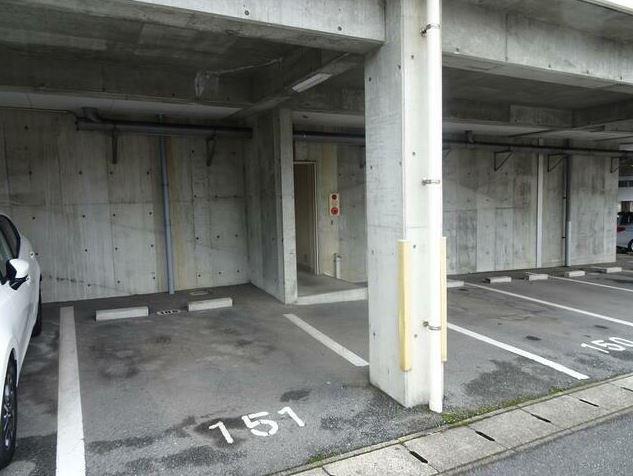 駐車場 屋根付きの駐車場。