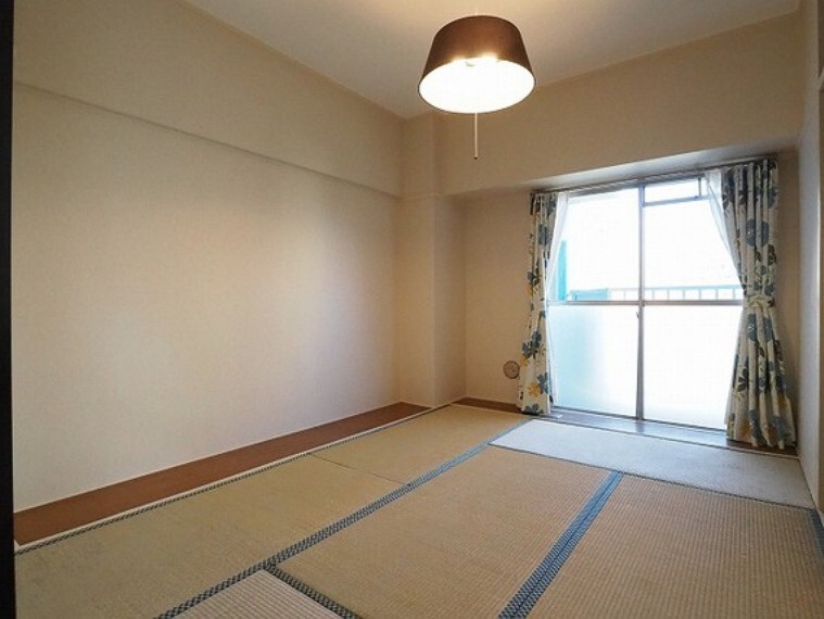 (3/21撮影)押入れ収納のついた和室。バルコニーに面した明るいお部屋です。