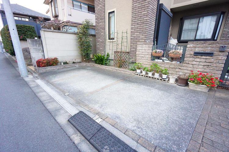 駐車場 自転車なども置いておけるカースペース