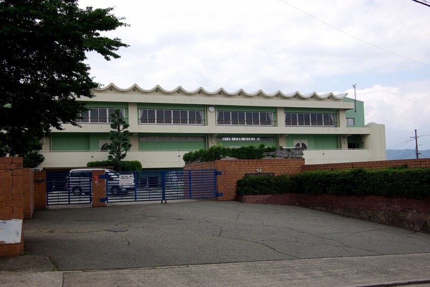 中学校 【中学校】川西市立清和台中学校まで775m
