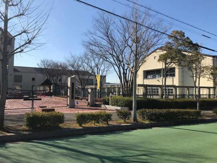 小学校 \東町小学校/校門の通過をメールでお知らせしてくれる「ミマモルメ」があり安心です!授業中の分からない所をお友達同士で教え合うので、お友達がたくさん出来てしっかり学習できます!