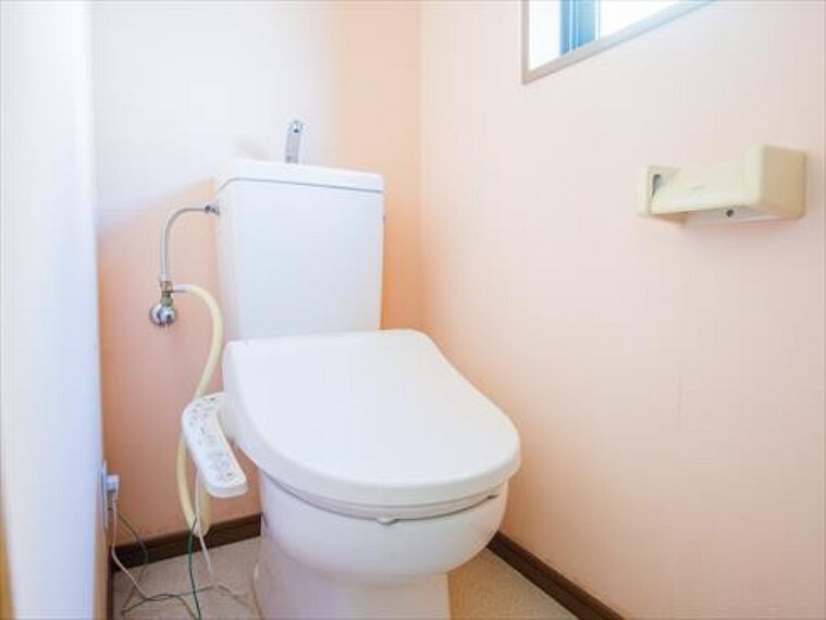トイレ トイレはシンプルにホワイトで統一。多機能型の温水洗浄付きトイレを標準設置しています。