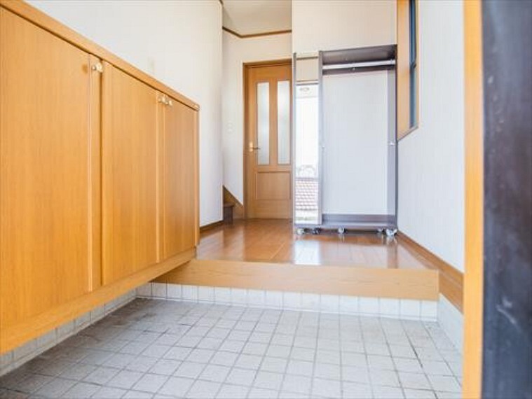 玄関 帰宅されるご家族や、訪れる方を優しく迎える・安らぎに満ちた生活空間を予感させてくれます。内装内観写真-玄関
