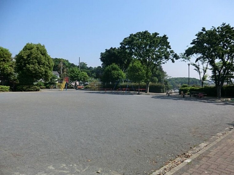 公園 上菅田山崎公園(住宅街の中の陽当りが良く、見晴らしの良い明るい公園です。ブランコやジャングルジム、砂場、すべり台などの遊具があります。)
