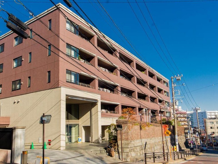 外観写真 時代の流れに惑わされないシックなカラートーンで街並みに溶け込む外観は、主張し過ぎず、また平凡になり過ぎず絶妙なコントラストで輝きを放ちます。