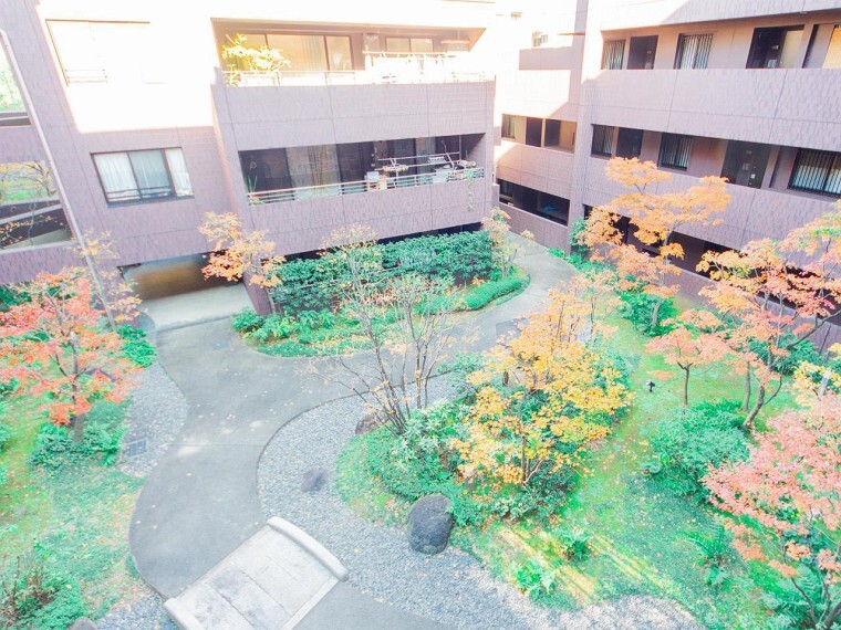 中庭 敷地内に一歩足を踏み入れると、そこには木々の瑞々しい香りに包まれた豊かな中庭へ。快適な住空間へと住まう方を誘います。