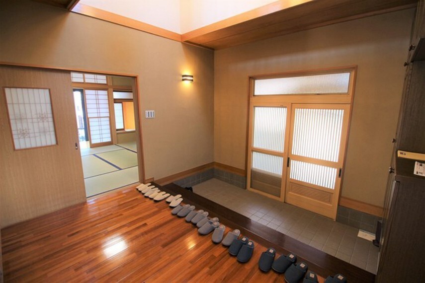 お客様をお出迎えする玄関。とても雰囲気がありますね。