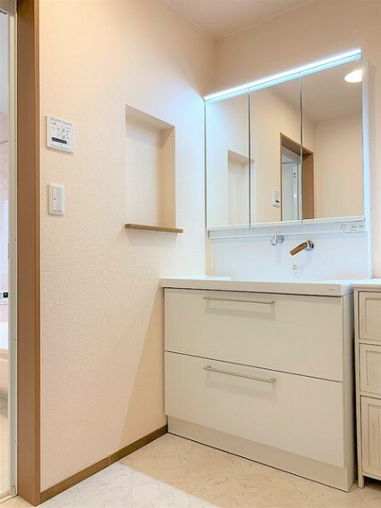 洗面化粧台 ■汚れにくい洗面台に交換済み！鏡は三面鏡。■洗濯機は別室のため、ゆとりのある空間です。