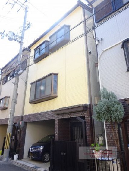 外観写真 お洒落な色合いの外観です! スーパーまで徒歩2分の生活に便利な立地!