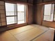 2階部分のご高齢の方に好まれる和室(6帖)です。押し入れ収納と納戸(約2帖)が有ります。