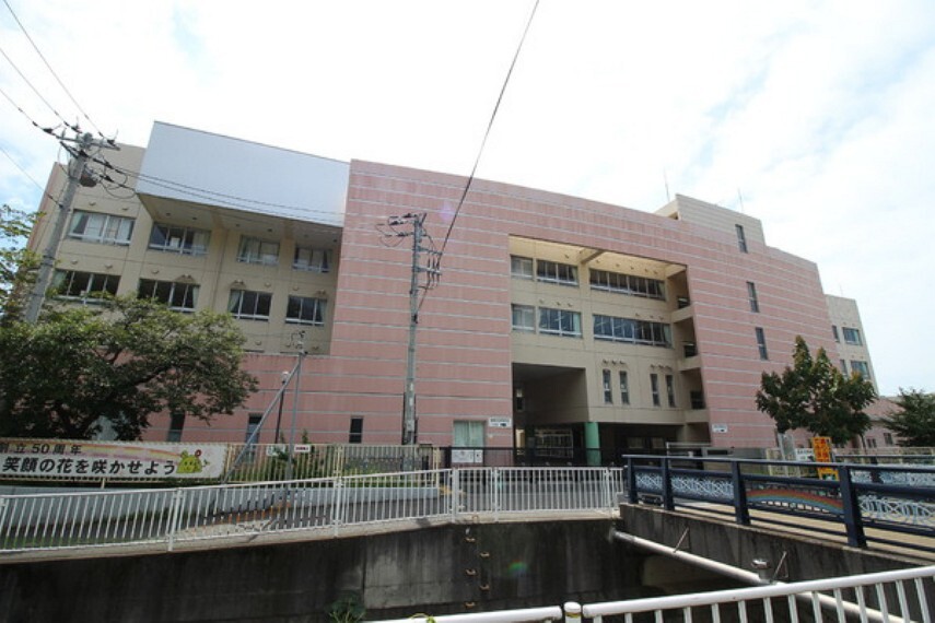 小学校 川崎市立東生田小学校 創立昭和41年。教育目標 明るい子、伸びる子、たくましい子、やさしい子。人とのかかわりを通して、ともに学んでいく子をめざした学校づくりを行っております。