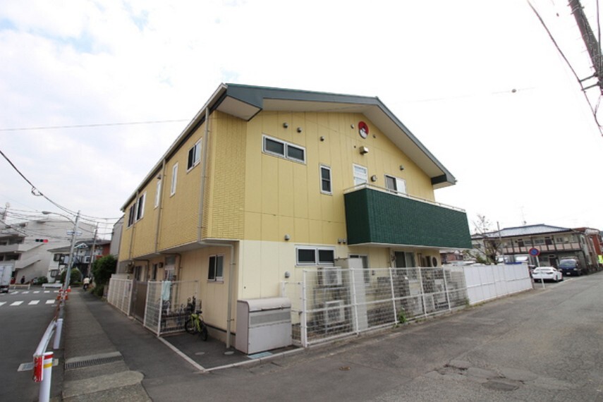 幼稚園・保育園 アスク向ヶ丘遊園北保育園 園庭でお花を育てたり、夏にはプール遊びをします。子供たちの笑顔と笑い声の溢れる元気で暖かい保育園