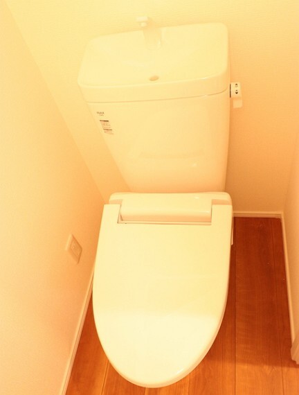 トイレ トイレには快適な温水洗浄便座付で、温水によって洗浄する機能を持った便座であり、清潔に保ちます。お手入れも簡単になりました。