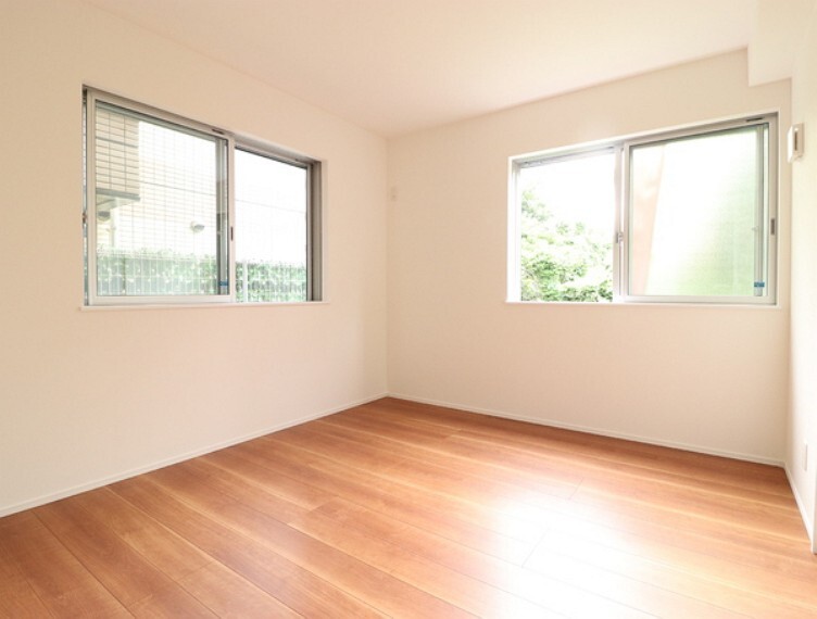 寝室 大きな窓のあるお部屋は明るく開放感があります。やすらぎに満ち溢れる上質の生活空間でございます。