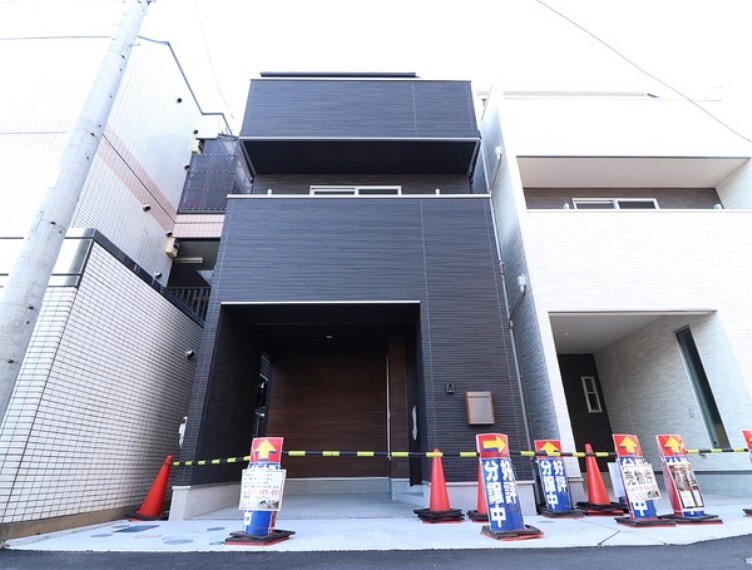 現況外観写真 落ち着いた住環境と利便性を兼ね備えた立地です。毎日早く帰りたくなる安らぎのお住まいになりそうです。シンプルモダンな外観は飽きのこないデザイン。採光良好&風通しも良く、快適に暮らせるお住まいです。