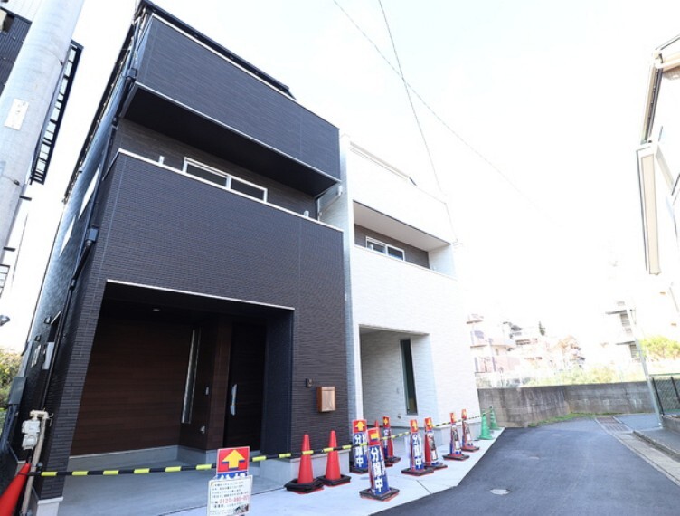 現況写真 前面道路の開放感は見事でございます。溢れる陽光でご家族の笑顔も輝くこの地で叶えるマイホーム。まずはお気軽にお問い合わせ下さい。