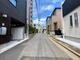 現況外観写真 前面道路、南側公道は交通量が少なく、小さいお子さんでも安心です。