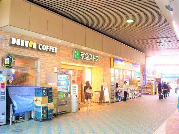 スーパー 野菜の種類も多く、魚や肉も充実しています。総菜コーナーも陳列が工夫されており買い物しやすいです。