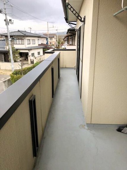 バルコニー 洋室からすぐバルコニーに出られるので洗濯や布団などを楽に干せます。