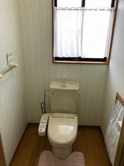 トイレ 安全を配慮し手すりを標準設置した優しい設計のトイレスペース。　※トイレは2階にもあります