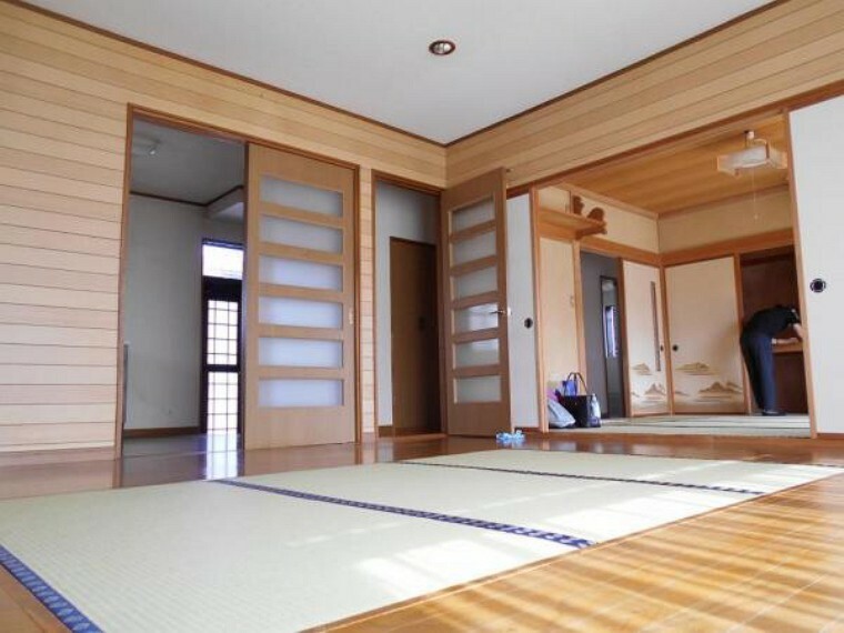 居間・リビング 隣の和室と続き間にして広々と使用することも可能。