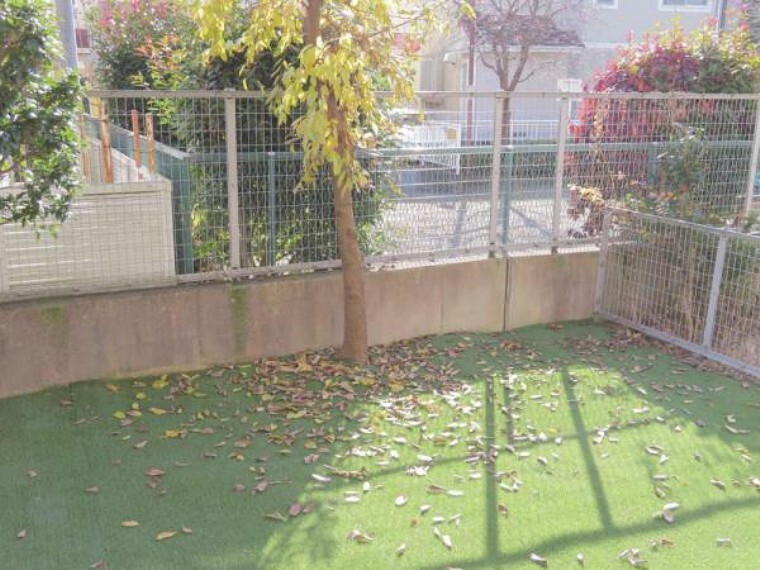 現況写真 専用庭。前が公園なので風通しもいいですね。