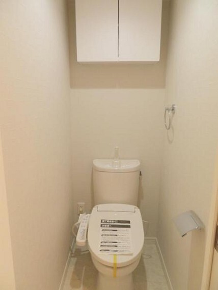 トイレ 上部に収納棚があり、トイレットペーパーなども収納できます。