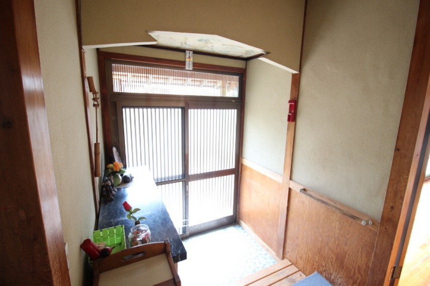 玄関 母屋玄関 見ない向きの明るい玄関です。