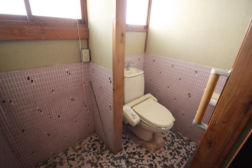トイレ 母屋トイレ タイル張りのトイレです。段差が少ないため家族にも優しいですね。