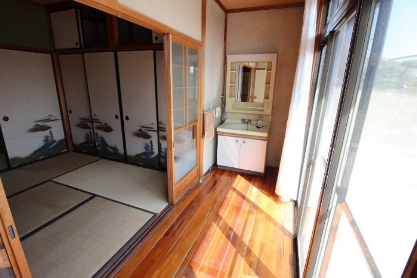 洗面化粧台 離れ洗面 日当たり良好な広縁には洗面が備わっています。水仕事にも便利ですね。
