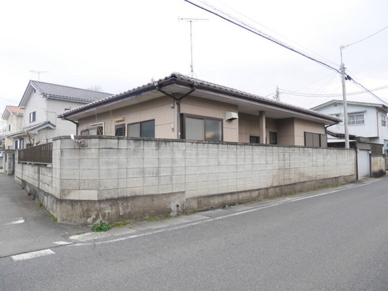 外観写真 角地につき開放感がございます。