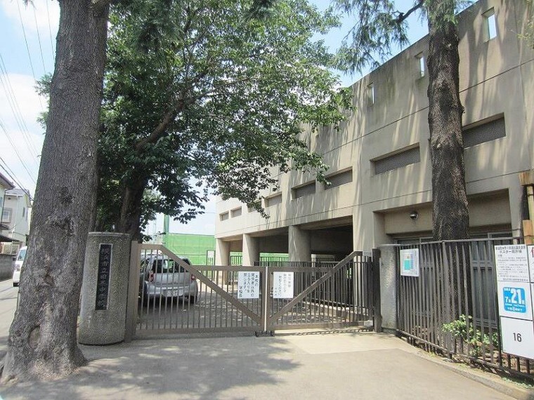 中学校 横浜市立田奈中学校(●昭和22年に開校し、創立70年をこえる歴史のある中学校です。生徒も教職員も生き生きと、学習・行事・部活動に取り組んでいます。●)