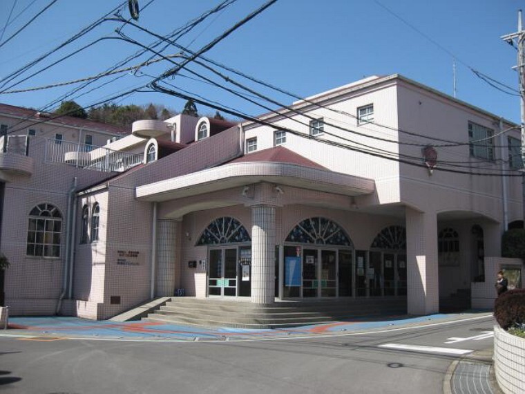 幼稚園・保育園 長津田幼稚園(●1年を通じてプールあそびや戸外での山あそびや専任教諭による体操指導、縄とび、裸足体育の導入など、いろいろな活動を通じて基礎体力を養うことに力を入れています●)