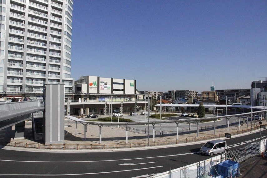 長津田駅(●長津田駅前には、生活利便施設が整います。3路線乗り入れており、田園都市線、こどもの国線は始発駅。朝のラッシュ時にも座って快適に通勤することも可能です●)