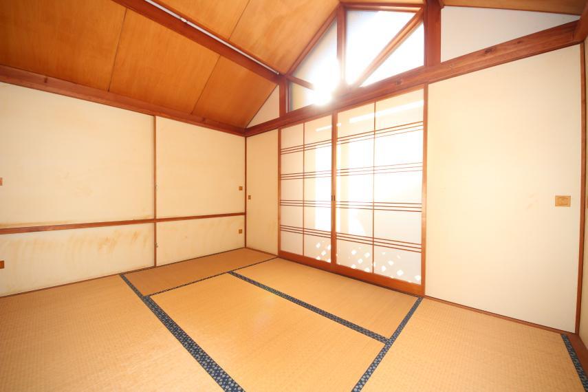 和室 2階の和室は明るい日差しがたっぷり降り注ぎます