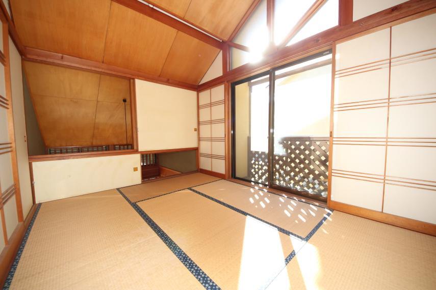 和室 和室は落ち着きますね~天井も木材なので高級感もあります