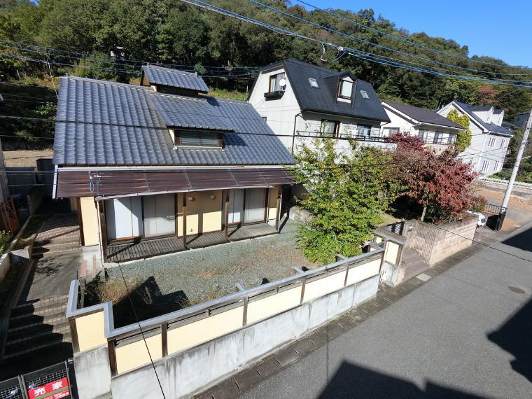 庭 落ち着いたたたずまいの和風邸宅 近くには山があり、毎朝のお散歩コースにしてもいいですよね!